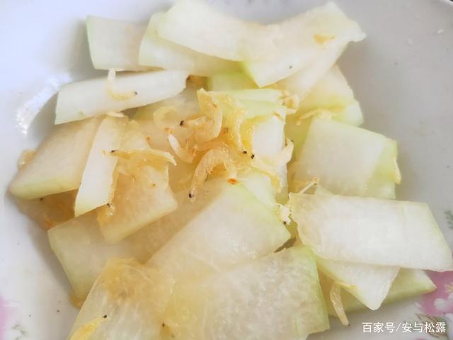 fried white gourd with dried shrimps, clearing away heat and fire, removing moisture, reducing fat, refreshing and delicious. It's a homely dish suitable for summer