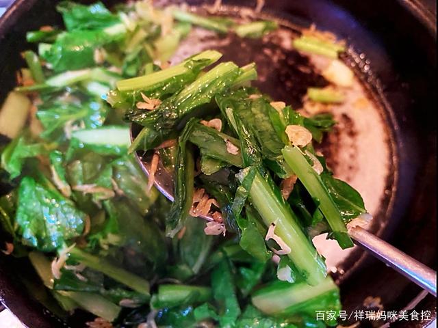 亲子美食家「虾皮素炒小白菜」秋意正浓清新去燥润肠补钙的绿叶菜