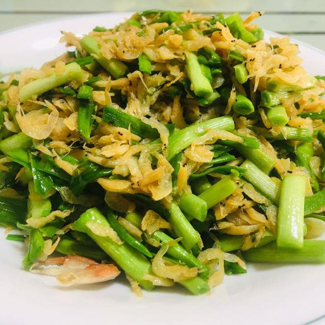 蒜苗炒虾皮,补充维生素,一顿一盘不够吃