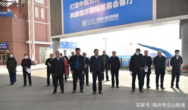 some representatives of the first group of deputies to the national and provincial people's congresses visited the street to inspect the cross-border e-commerce live broadcast project