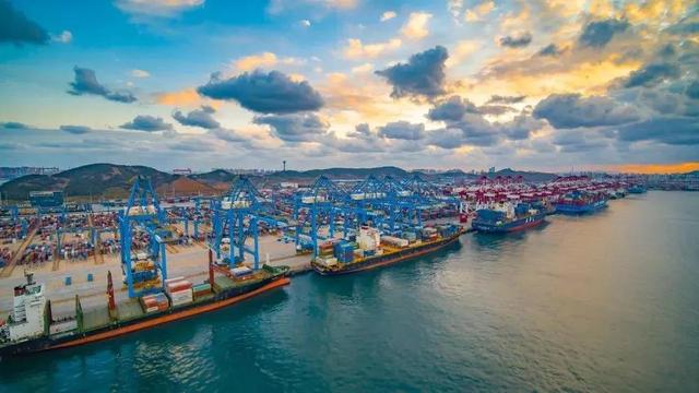 the first voyage of china ocean network southeast asia route, and seven new foreign trade routes opened in shandong port qingdao this year