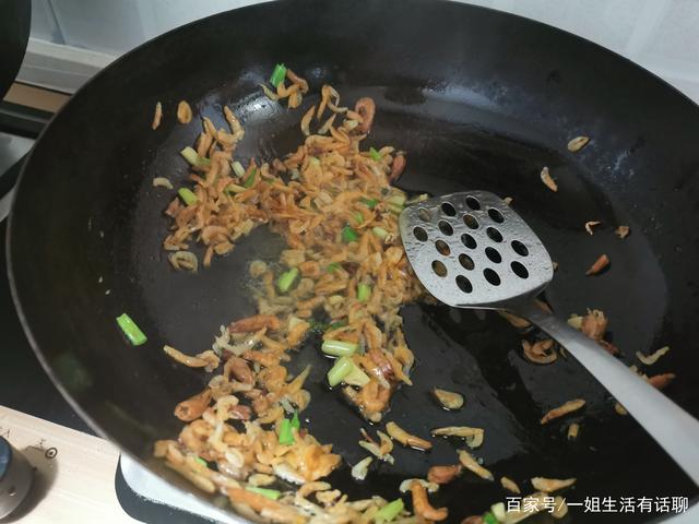 辣椒炒虾皮，香辣过瘾做法简单，配上煎饼吃得停不下来了！