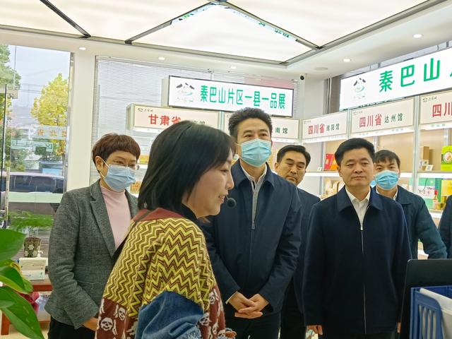 wang jimin, director of the provincial department of commerce, and his party went to zhuxi county, zhangwan district and development zone to investigate the business work of jingchu superior products, rural e-commerce and foreign trade formats