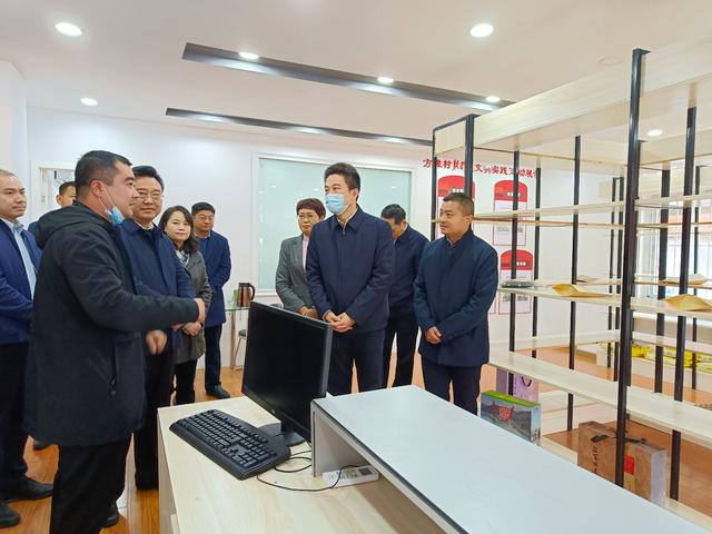 wang jimin, director of the provincial department of commerce, and his party went to zhuxi county, zhangwan district and development zone to investigate the business work of jingchu superior products, rural e-commerce and foreign trade