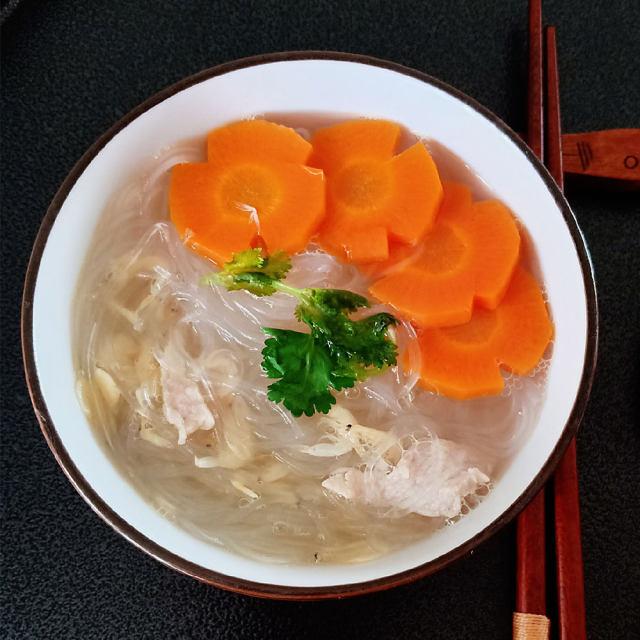 shrimp vermicelli lean meat soup, a delicious and Kwai soup, which adults and children like to drink