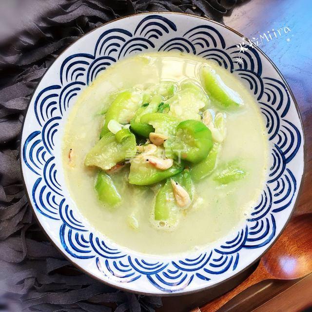 shrimp skin towel gourd soup is fresh and delicious. It's delicious and can't stop