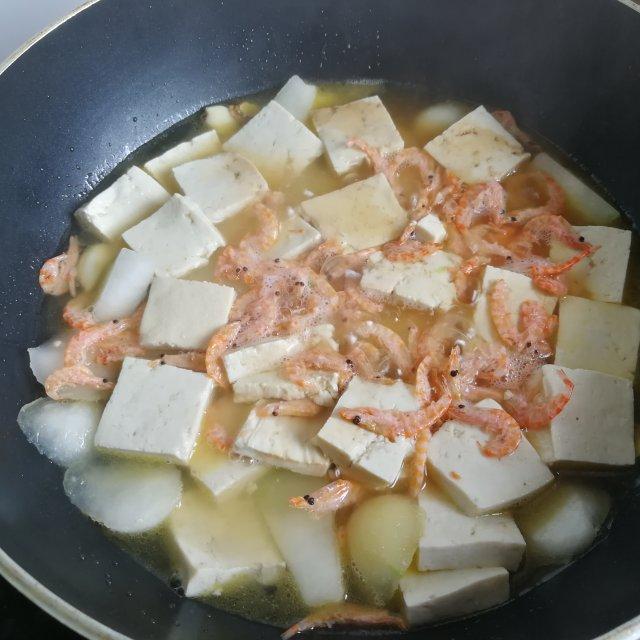 braised tofu with red shrimps and white gourd, a home-made food, light and delicious