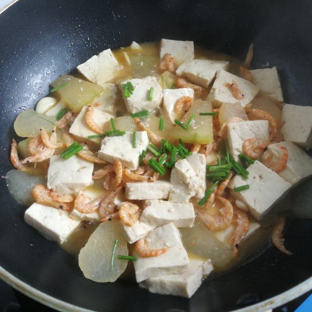 braised tofu with red shrimp and white gourd, home-made, light and delicious