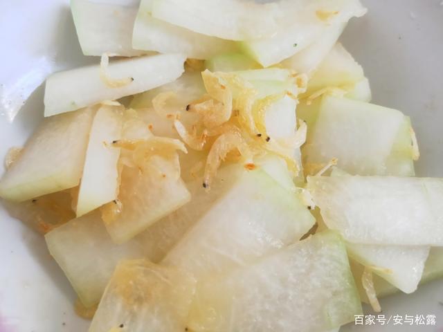 fried white gourd with shrimp skin can clear away heat, fire and moisture, reduce fat, refreshing and delicious. it is a home cooked dish suitable for summer