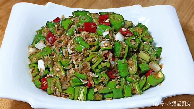 用辣椒和虾皮一起制作成凉拌菜，做法简单，成菜香辣好吃下饭过瘾