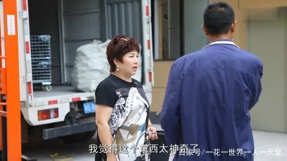 48 year old yiwu eldest sister works as a cross-border e-commerce, delivering 2 carts a day, setting up a stall and buying 2 suites a year