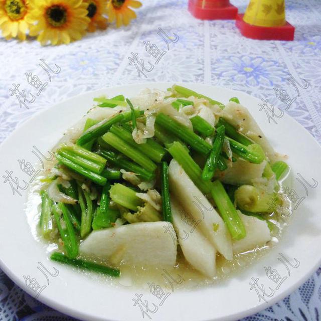 fried yam with shrimps and celery, refreshing and appetizing. It'll be done in ten minutes