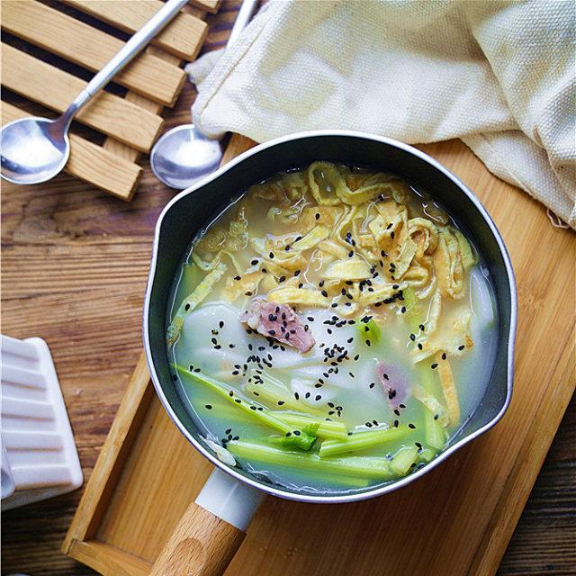the New Year cake with shredded egg and shrimp soup matches the ingredients that children like together. Children eat it easily and quickly