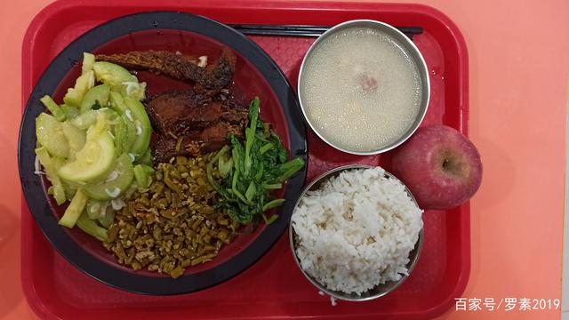 美味的一餐：本帮熏鱼+肉末豆角+虾皮西葫芦+炒鸡毛菜+黄豆猪蹄汤