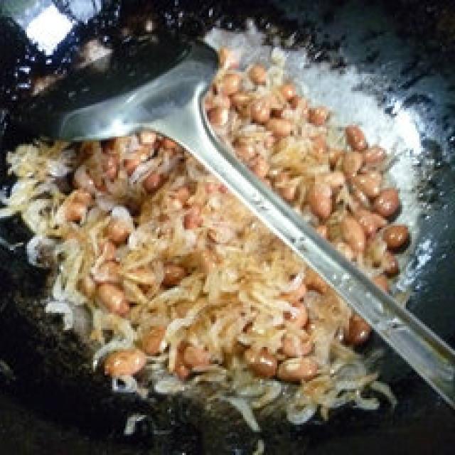 虾皮炒花生米，手边的食材拿来做菜，既简单又家常还很美味