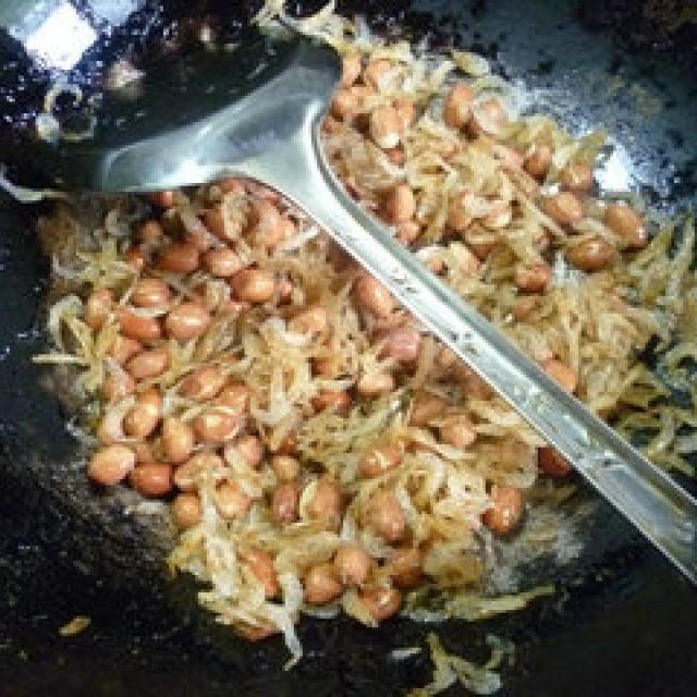 虾皮炒花生米，手边的食材拿来做菜，既简单又家常还很美味