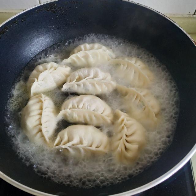 韭菜鸡蛋虾皮水煎包，底部金黄酥脆，喷香好吃