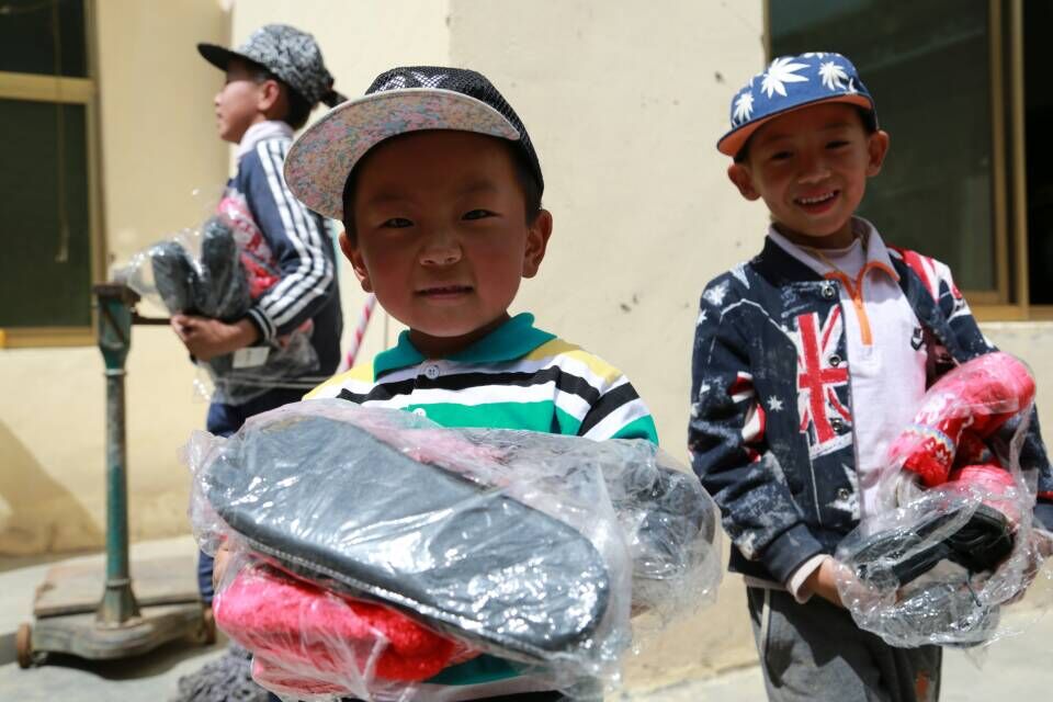 跨境电商物流亿恩西藏公益行  拉萨捐献暖心中