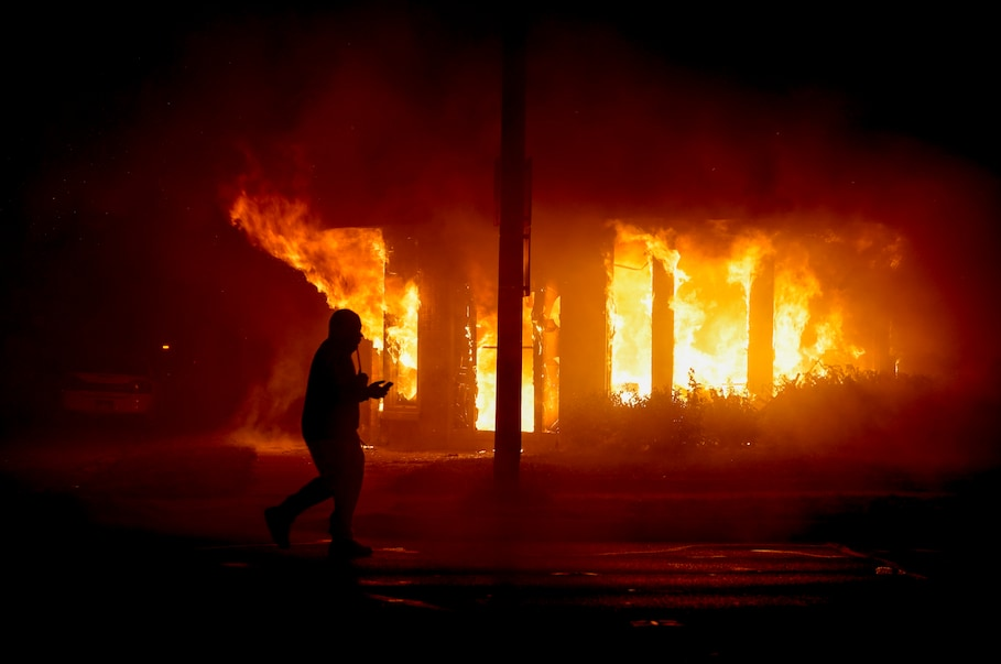 跨境电商物流美国再爆发大暴乱、飓风致多地港口关闭，配送出现重大延误……