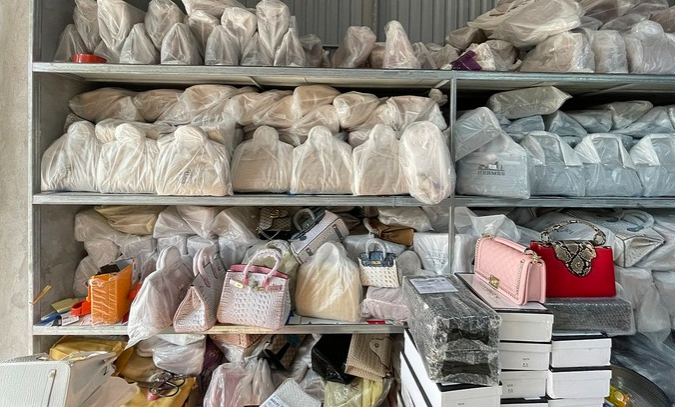 跨境电商物流越南警方捣毁一大型高仿名牌包仓库,金额高达169万人民币!