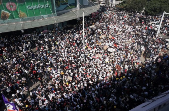 跨境电商平台东南亚该国爆发十万人大游行，航运暂停、港口业务中断