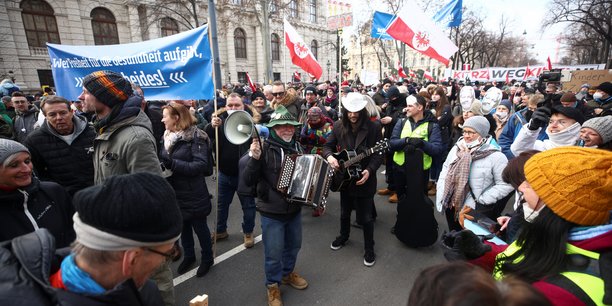 1612151525321890.jpg 跨境电商平台欧洲又乱了!法国3万人抗议,多国爆发“反封锁”游行
